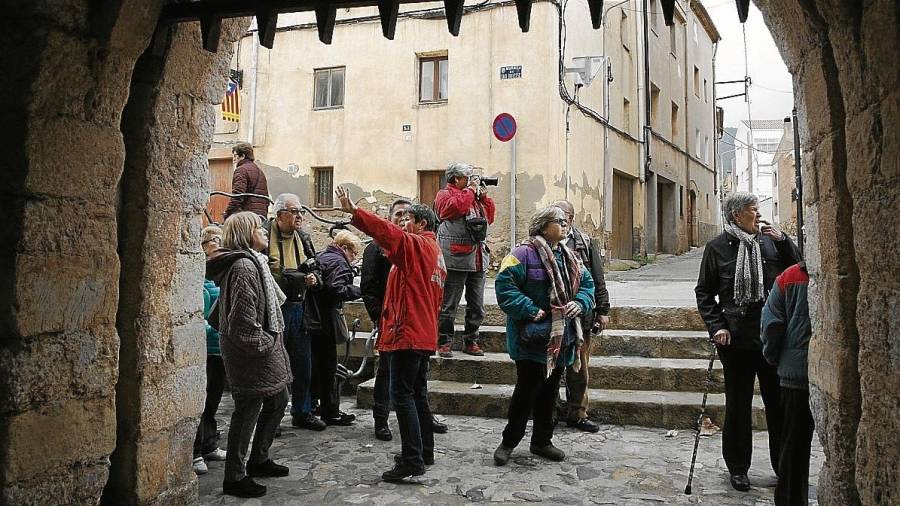 Imatge d’un grup de turistes descobrint el nucli històric de Montblanc. Després aniran a fer la calçotada. FOTO: Cedida