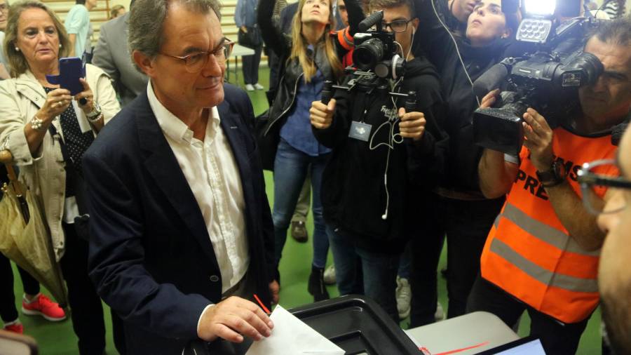 L'expresident de la Generalitat, Artur Mas, diposita el seu vot en una mesa del col·legi electoral Infant Jesús de Barcelona en el referèndum de l'1-O