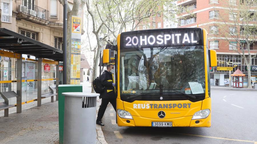 Las frecuencias del bus urbano de Reus ya se redujeron en la primera semana de confinamiento. FOTO: Alba Mariné