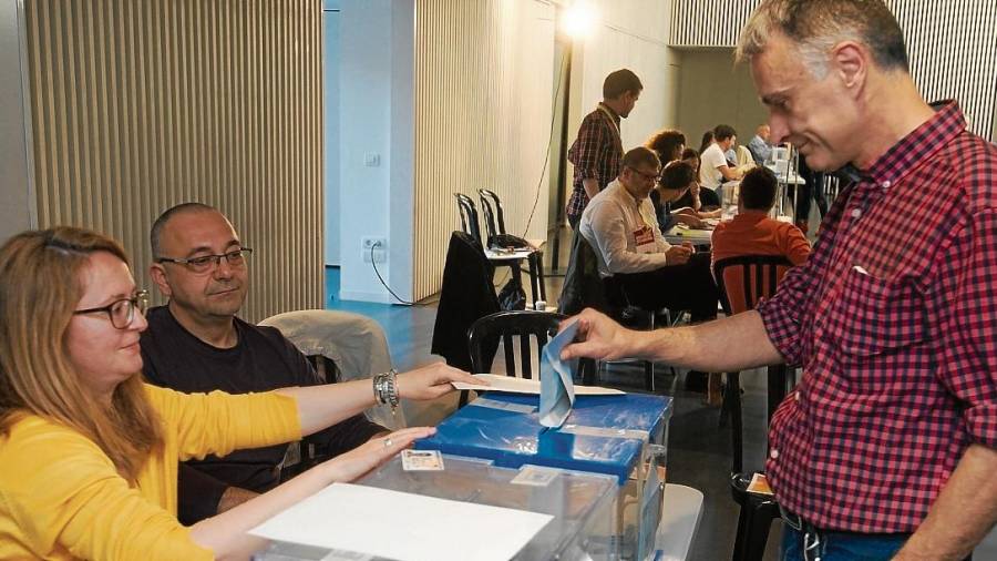 La votació als darrers comicis a un col·legi ebrenc. FOTO: Joan Revillas