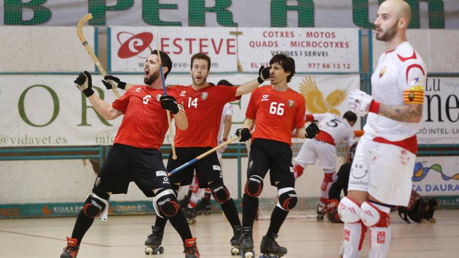 Ferré, Mitjans y Edu Fernández celebran un gol. Foto: Pere Ferré