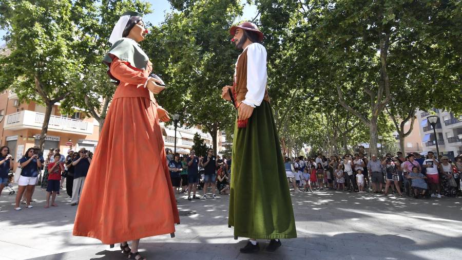 Els gegants Armengol i Magdalena a la plaça mossèn Batalla. FOTO: A.GONZÁLEZ