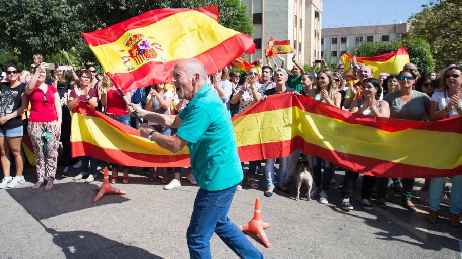 Doscientos vecinos de Castellón despidieron ayer, con gritos de ‘no estáis solos’ y ‘a por ellos’, a los guardias civiles que salieron hacia Catalunya. efe