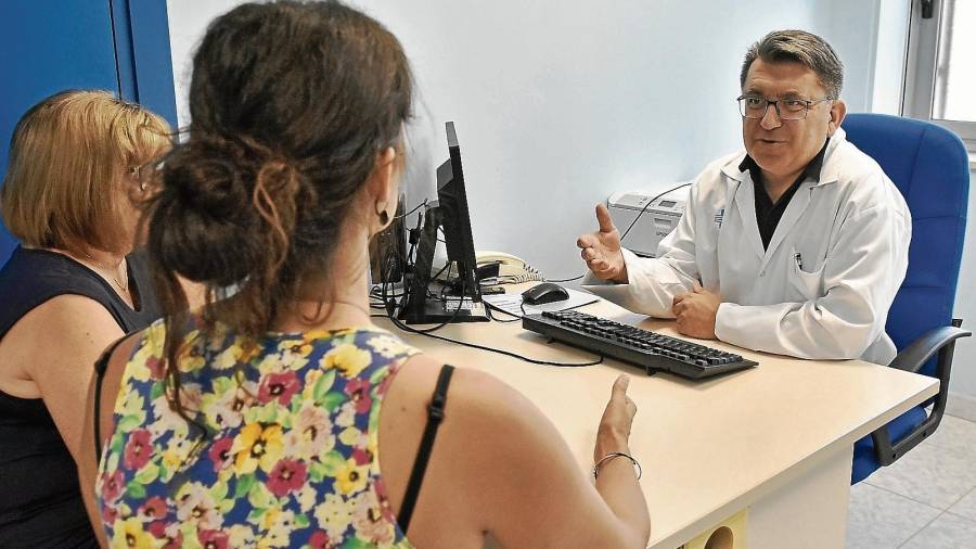 El doctor Enric Aragonès, en una consulta en Reus de prevención de la depresión. FOTO: Alfredo González