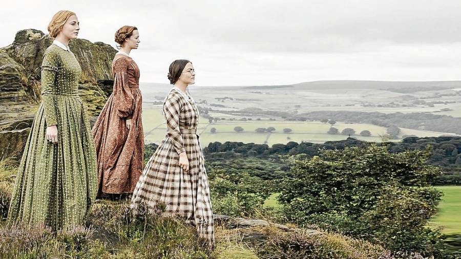 Charlotte, Emily y Anne, las tres hermanas Brontë con pasión por la escritura. Foto: Fotograma de la serie 'To Walk Invisible: The Brontë Sisters'