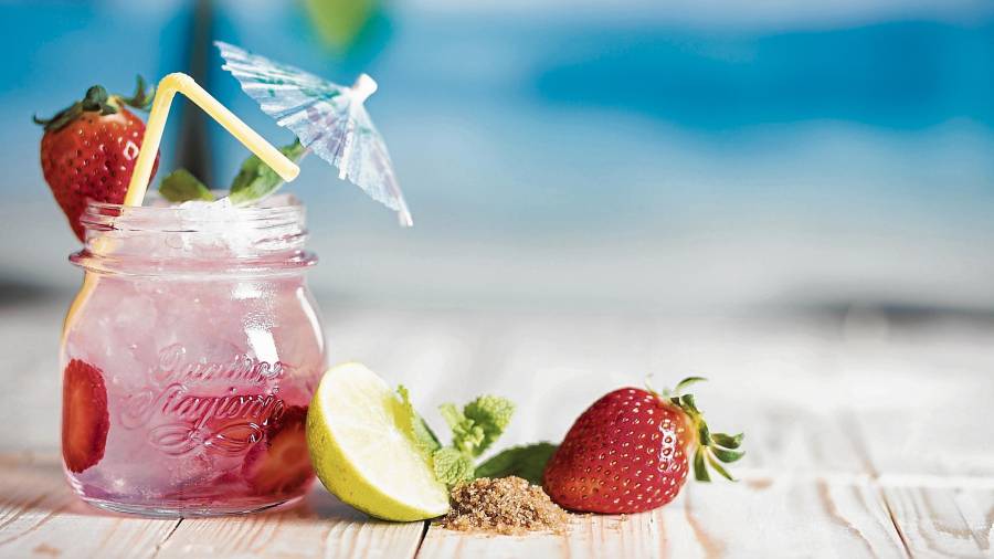 Las bebidas caseras con frutas son una muy buena opción para mantenerse hidratado. Foto: freepik