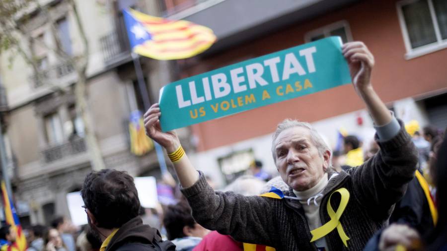 Un manifestante durante la marcha convocada por la ANC y Omnium en Barcelona para exigir la libertad de Jordi Sánchez, Jordi Cuixart y los miembros del Govern cesados.