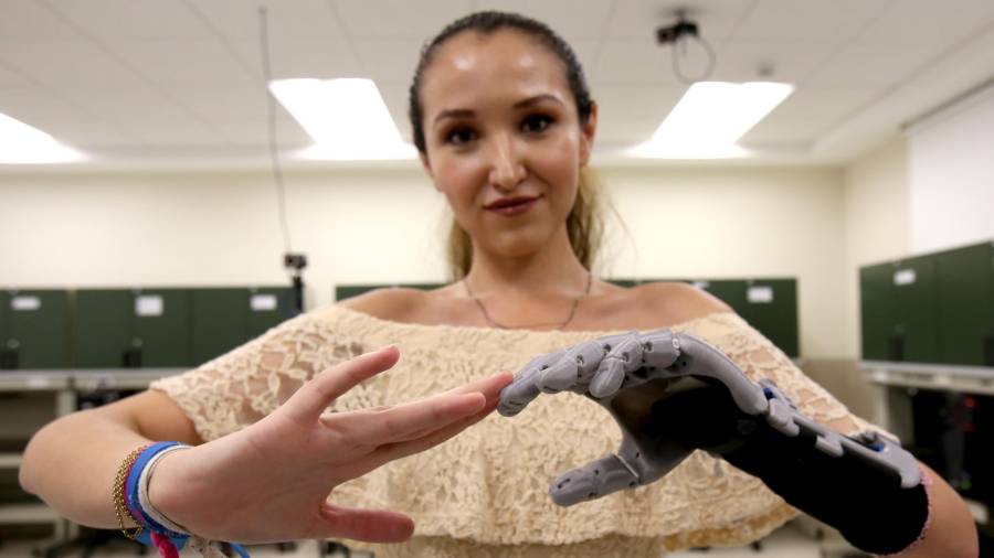 La joven mexicana Marisol Maldonado muestra las prótesis creadas con tecnología 3D en el Tecnológico de Monterrey, en Guadalajara (México). Foto: EFE.