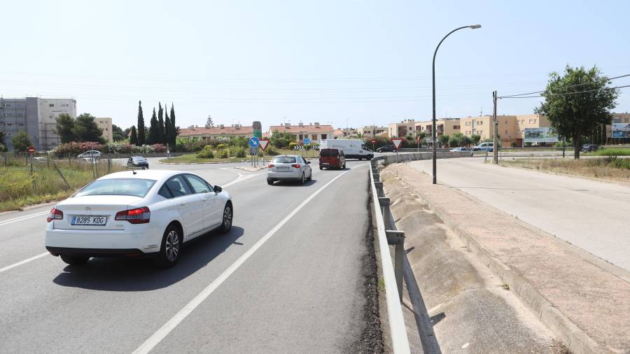 La N-340, al fondo, corta la conexión entre el centro de Roda y su zona marítima. FOTO: ALBA MARINÉ