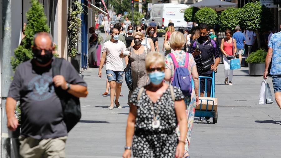 Aspecto de la calle Llovera de Reus ayer por la mañana, con la práctica totalidad de los peatones con la mascarilla puesta. FOTO: FABIÁN ACIDRES