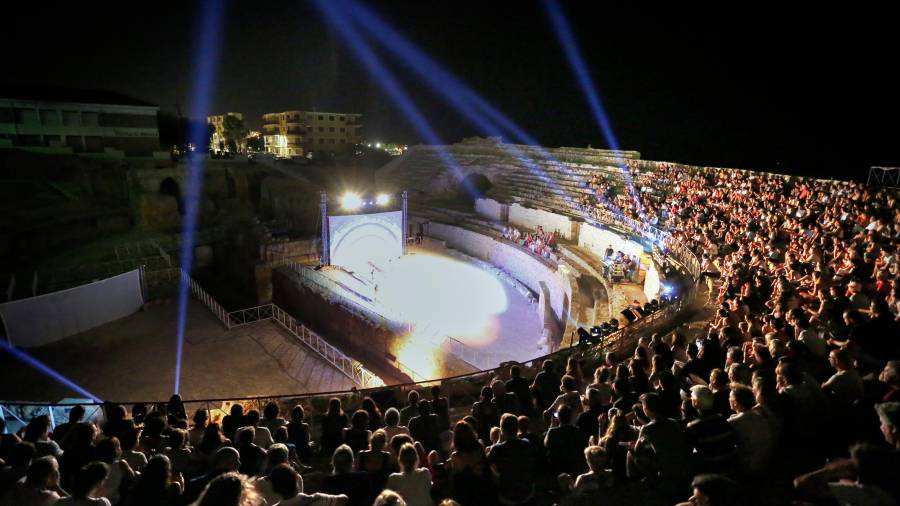El Amfiteatre se llenó para el estreno del espectáculo ‘Amfiteatrvm’, que podrá verse todos los viernes y sábados. FOTO: Pere Ferré