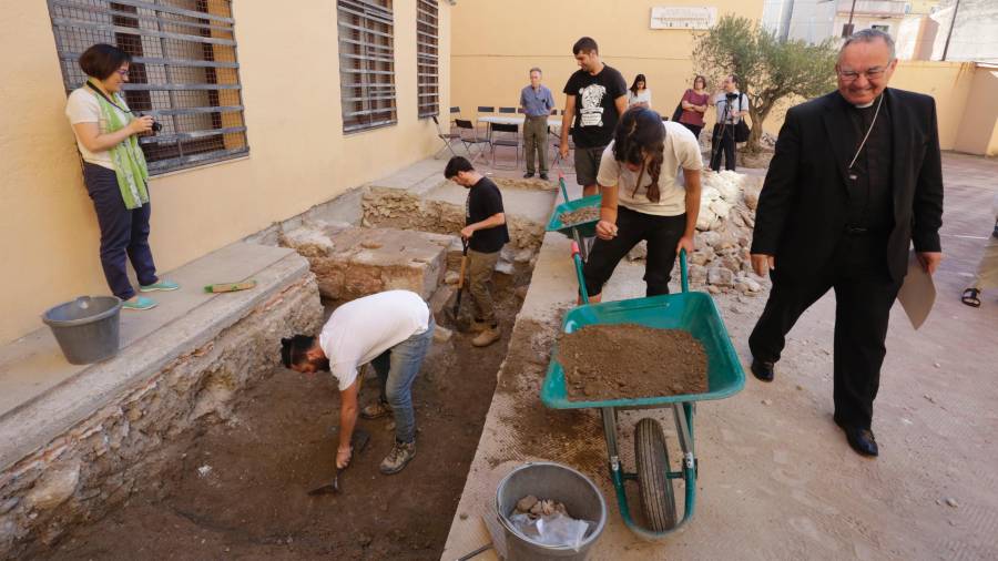 El arzobispo de Tarragona, Jaume Pujol, visitó las excavaciones en el Museu Bíblic. Foto: lluís milián