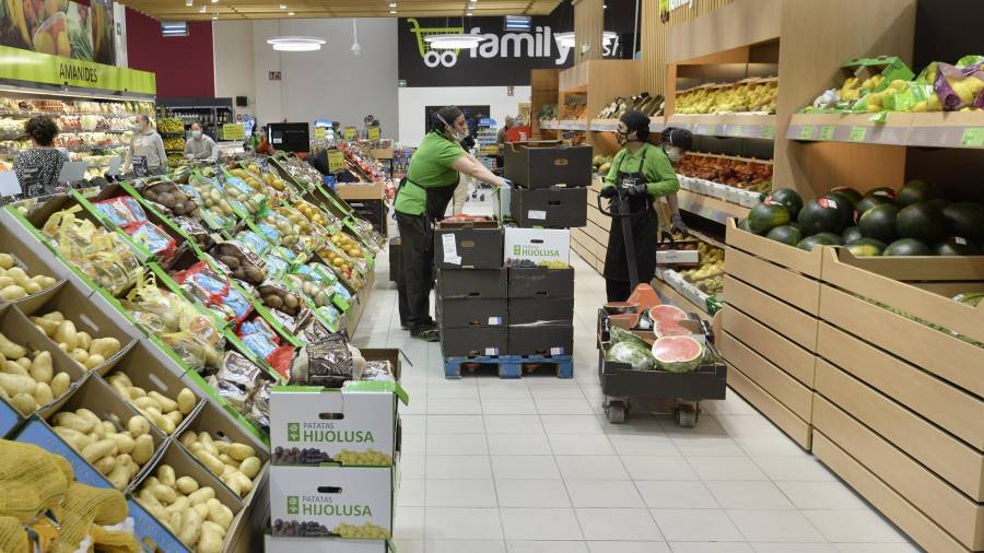 La reforma laboral entró en vigor el pasado viernes. En la foto, un supermercado de Amposta. FOTO: joan revillas