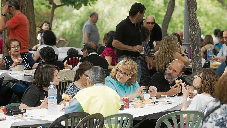 La trobada va aglutinar un dinar popular, activitats per als més petits, gastronomia i difusió del patrimoni del poble. FOTO: Joan Revillas