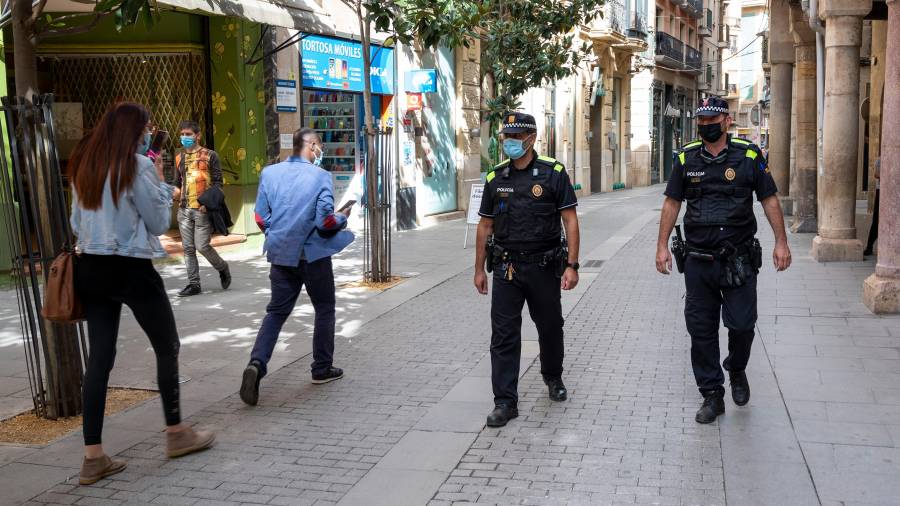 Patrullatge a peu de la Policia Local de Tortosa. Foto: Joan Revillas