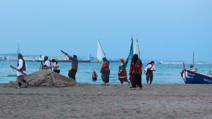 Els pirates del nord d’Àfrica van desembarcar dissabte a la platja del racó de la Pineda. FOTO: Fabian Acidres