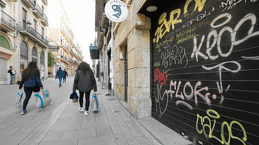 Durante los últimos meses ha proliferado el vandalismo en forma de pintadas en muchos espacios de la ciudad. Foto: Pere Ferré