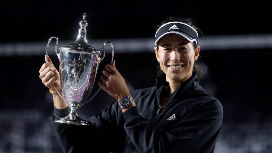 La española Garbiñe Muguruza posa con el trofeo de campeona del torneo de la Akron WTA Finals en Guadalajara (México). EFE/Francisco Guasco