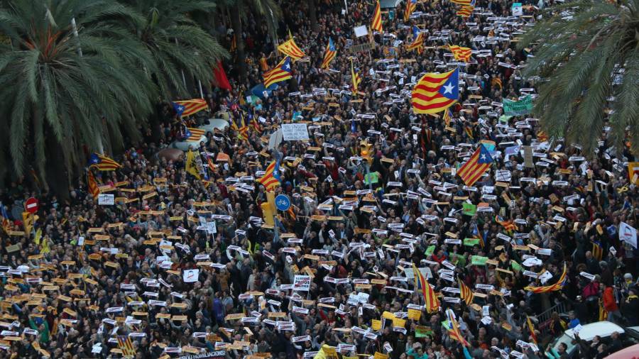 Milers de persones al carrer Marina de Barcelona. FOTO: ACN