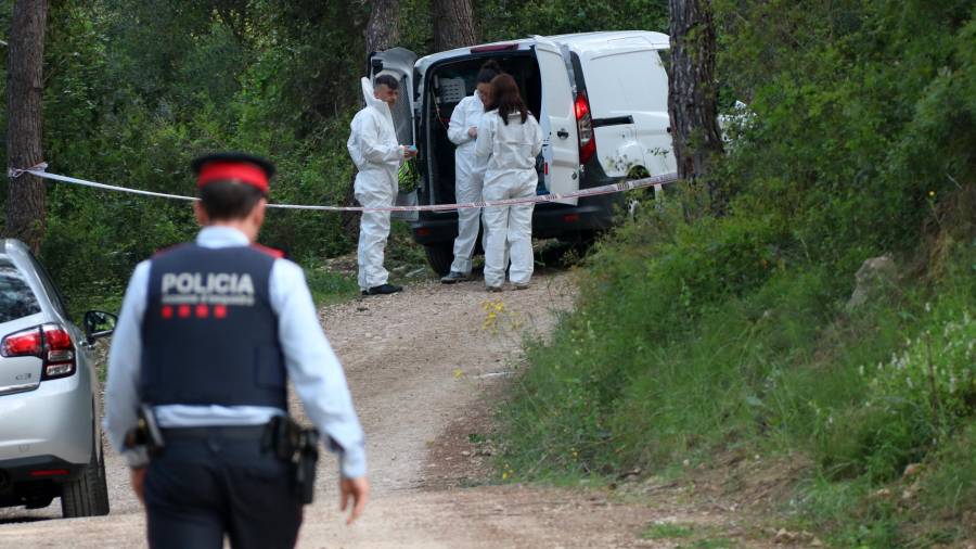 La policia científica equipant-se per accedir al lloc on es va trobar un cos calcinat al costat del Pantà de Foix. FOTO: ACN