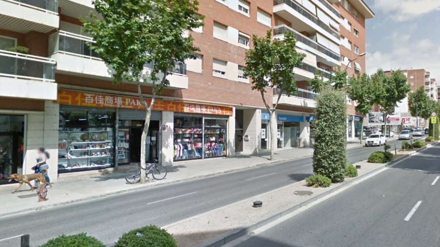 El robo con fuerza en este bazar se ha perpetrado en la medianoche de hoy en la avenida Països Catalans.