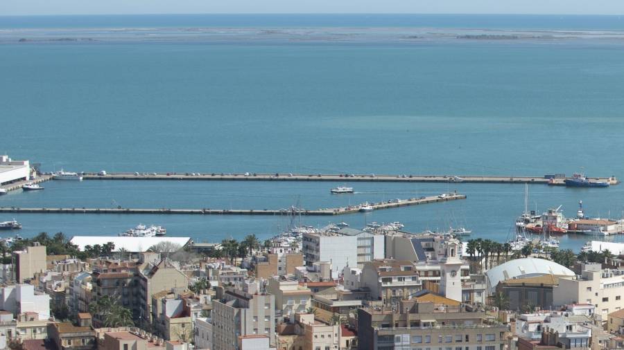 Detall del port de la Ràpita, on el nou edifici es construirà darrera de la llotja. FOTO: Joan Revillas