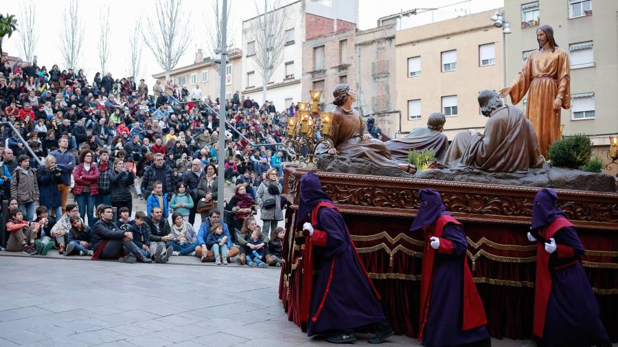 La procesión del Sant Enterrament tiene sus orígenes en el siglo XVI y es uno de los actos centrales de la Semana Santa de Tarragona. FOTO: FABIÁN ACIDRES