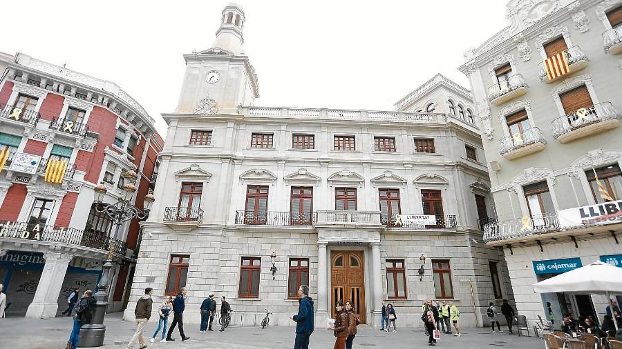 Cs presentó un recurso contra la presencia del lazo en la fachada del consistorio. Foto: DT