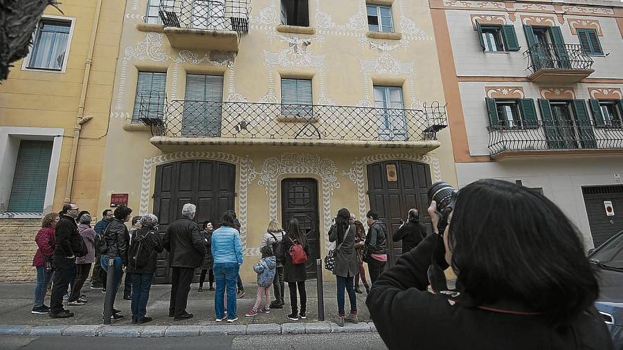 El tarraconense Josep Maria Jujol reformó la Casa Ximenis en 1914. En la imagen, Instagramers toman fotos del edificio, el primero de la ruta modernista. FOTO: joan revillas