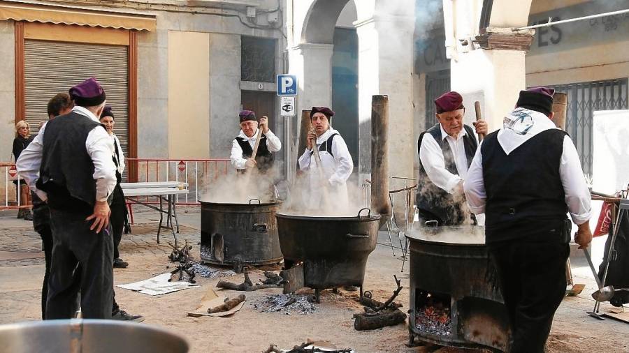 Imatge d'aquest diumenge al migdia mentre els fogoners preparaven l’escudella a la plaça de l’Oli. FOTO: alba tudó