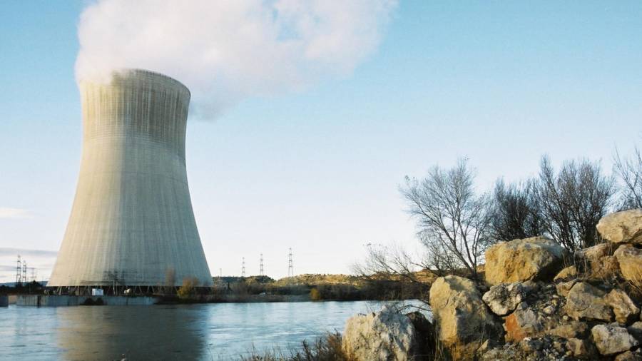 La central nuclear d’Ascó, a tocar del riu Ebre. FOTO: JOAN REVILLAS