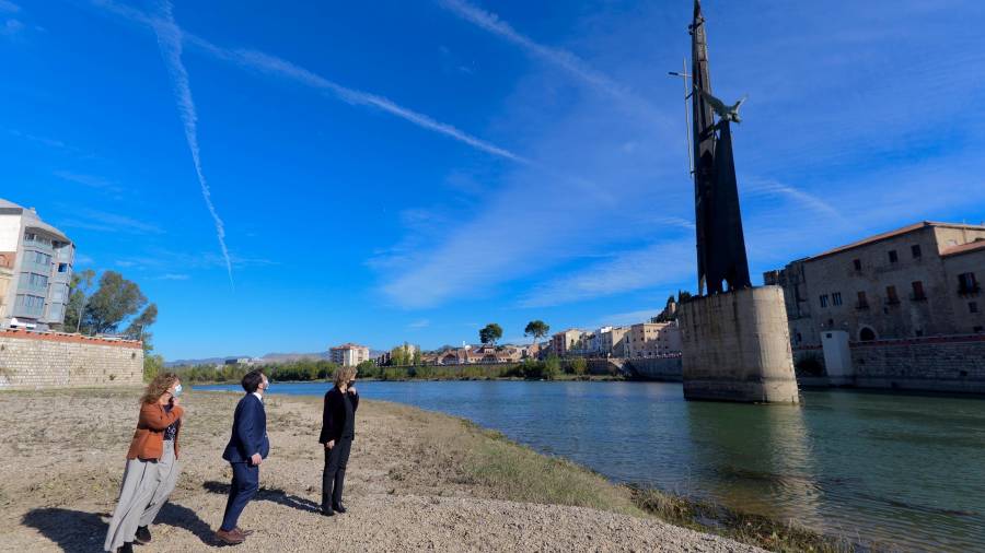 La consellera Ester Capella, el vicepresident Pere Aragonès i l'alcaldessa Meritxell Roigé, davant el monument. Foto: Joan Revillas