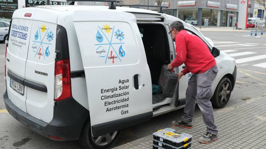 La empresa Instalaciones Carlos Lozano de Reus se gasta unos 2.000 euros al mes en el gasoil de sus nueves furgonetas. foto: fabian acidres