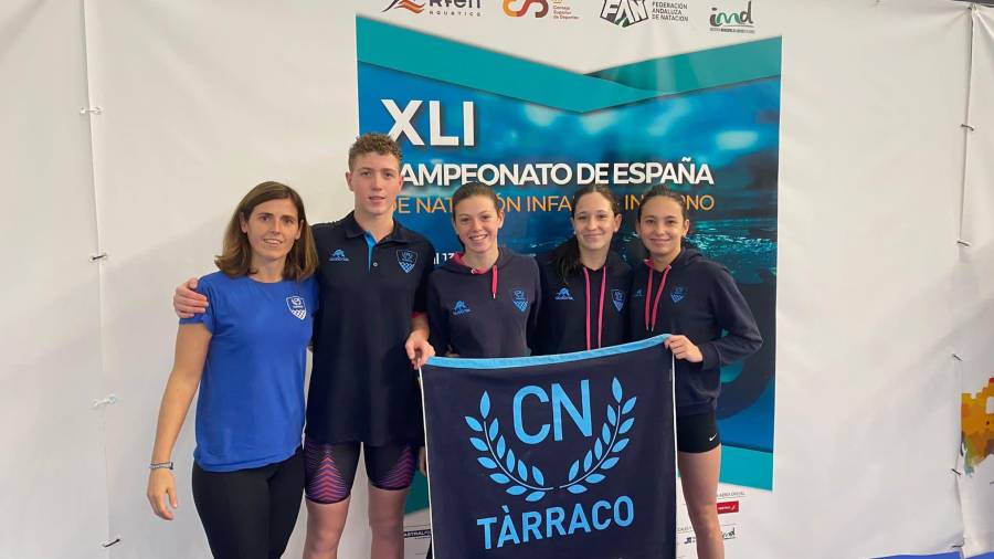 La entrenadora del CN Tàrraco, Sílvia Díez, y los cuatro nadadores del club, en Cádiz. Foto: Cedida