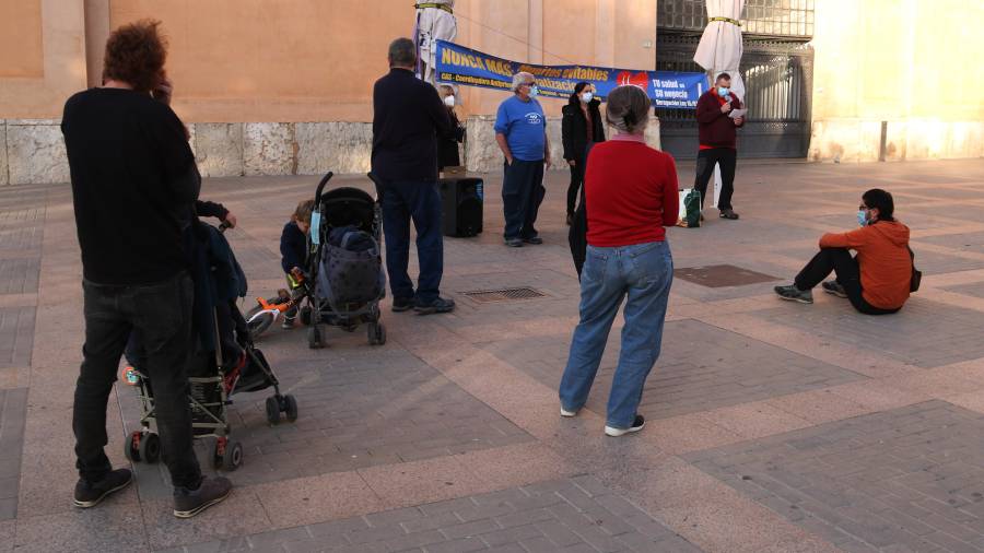 Pla general de les persones que han participat en la protesta a Tortosa per denunciar les privatitzacions i per defensar la sanitat pública. Foto: ACN