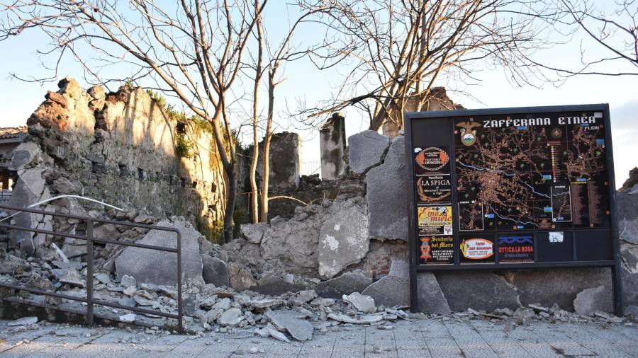 Escombros junto a un muro derrumbado en la localidad siciliana de Fleri en la provincia de Catania (Italia). FOTO: EFE