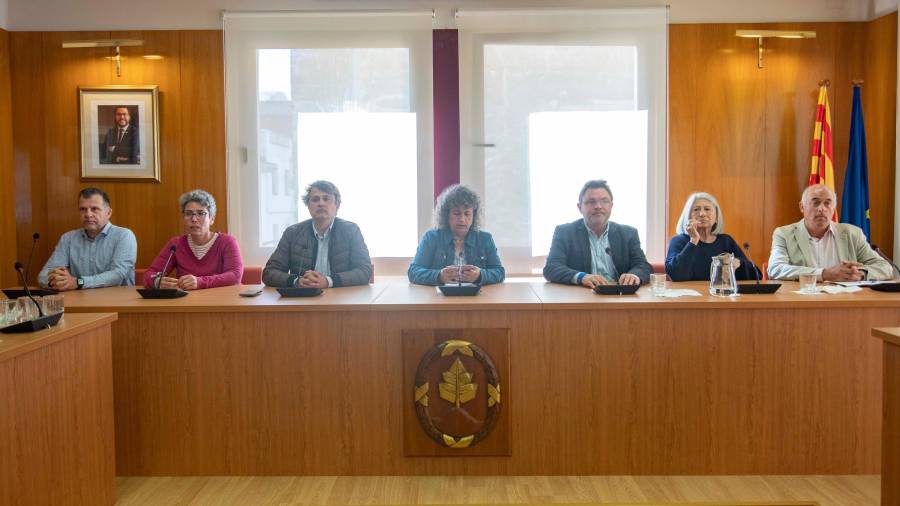 Imagen de los firmantes de la moción en los escaños del gobierno local. La imagen podría repetirse el 10 de mayo si prospera la moción. FOTO: Àngel Ullate