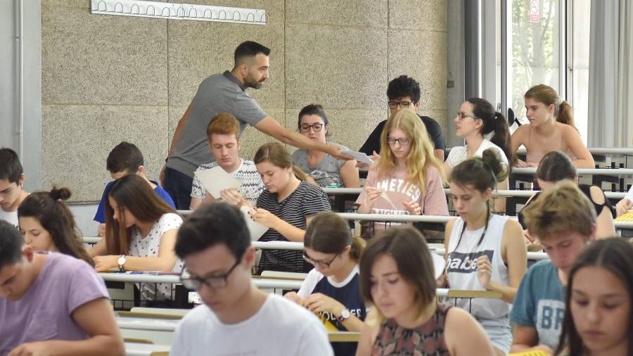 Los alumnos, ya en el interior del aula, se disponen a empezar el primer examen. Foto: Alfredo González