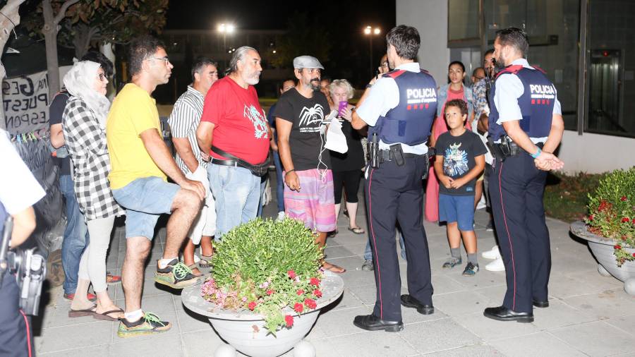 Los Mossos de Esquadra hablaron con Jorge Fernández, con camiseta negra ybermudas lilas, la noche del desahucio. FOTO: ALBA MARINÉ