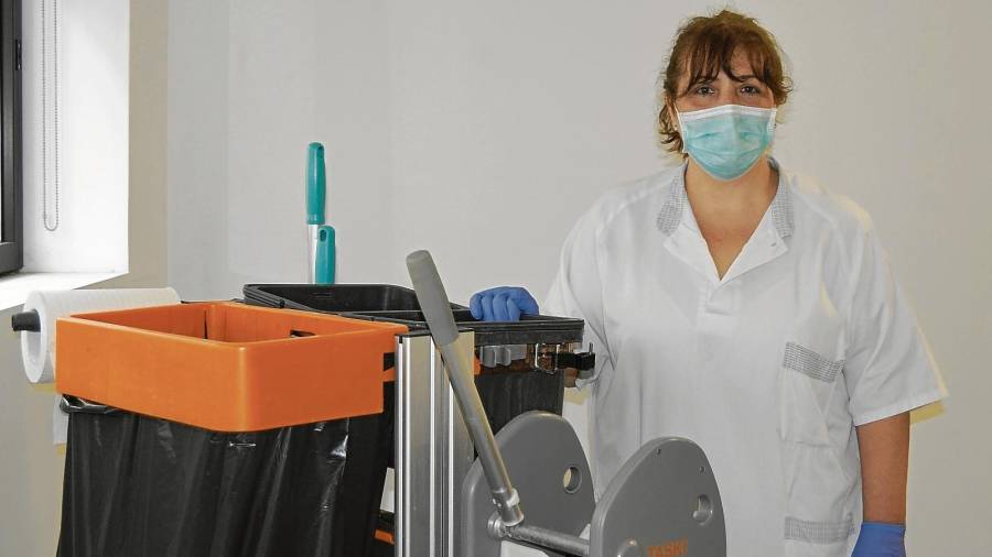 Filo Bueno trabaja como limpiadora en el Hospital Sant Joan de Reus desde hace 29 años. FOTO: Cedida