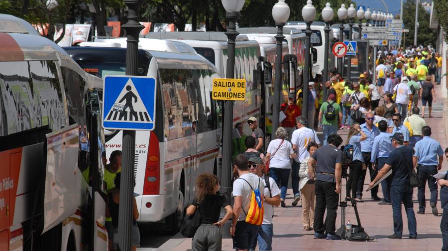 La hilera de autocares que salieron de Tarragona para ir a Barcelona. Foto: Alfredo González