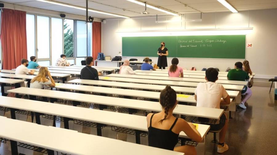 Los estudiantes tarraconenses antes de el primer examen de la segunda convocatoria de las PAU en el Campus Catalunya. FOTO: FABIÁN ACIDRES.