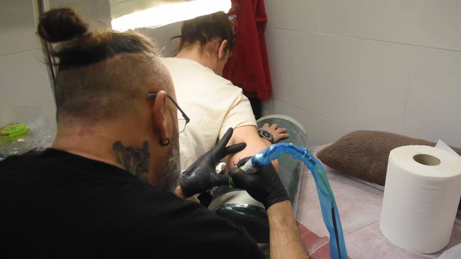 Los 29,90€ que costaban los ‘micro-tattoos’ se destinaron a la Lliga Contra el Càncer. FOTO: a. gonzález