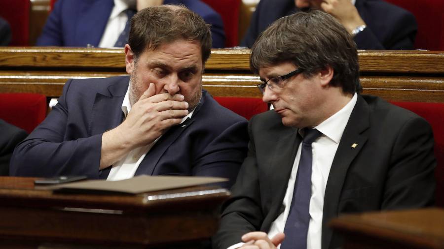 Oriol Junqueras y Carles Puigdemont, el 10 de octubre en el Parlament. FOTO: efe