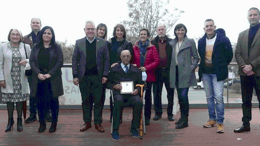 Victoriano Morales Cortezón amb la placa lliurada per l'alcalde Pere Granados. Foto: Cedida