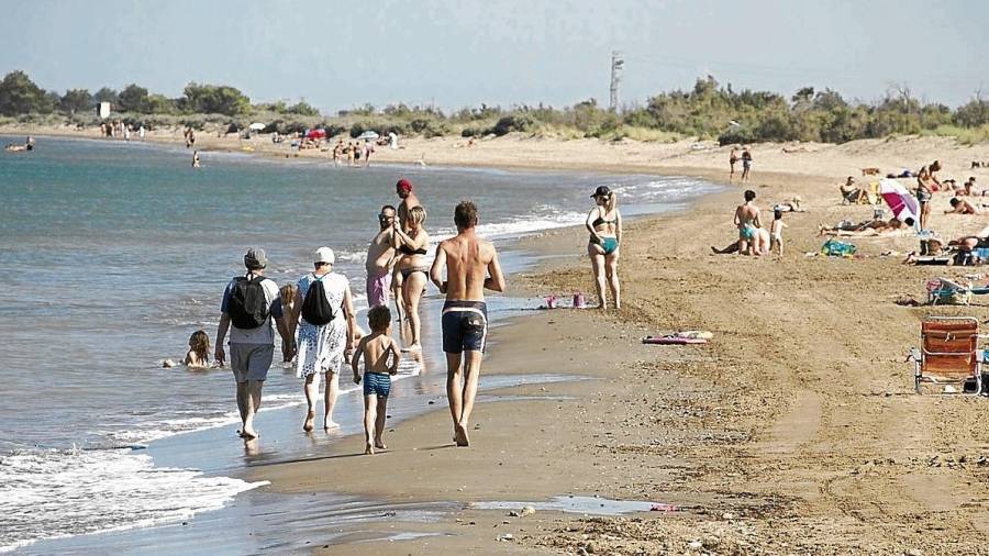 matge de la platja de l’Arenal de l’Ampolla, que s’omple de banyistes aquests dies. FOTO: Joan Revillas