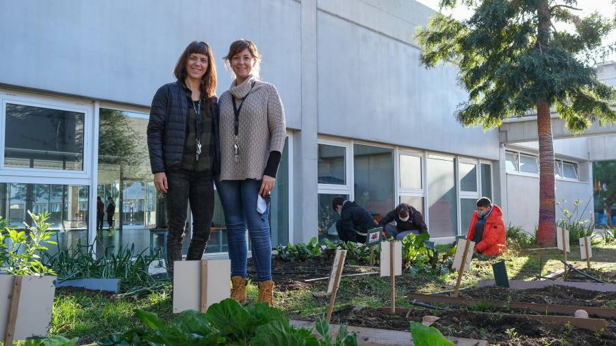 De izquierda a derecha, Sandra Badia y Cristina Bargalló en el huerto de la escuela que utilizan como parte del proyecto. FOTO: fabián acidres
