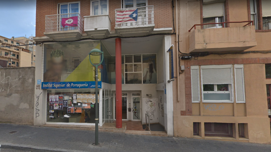 La humareda salía de uno de los trasteros de un edificio de la calle Estanislau Figueres. FOTO. Google Maps