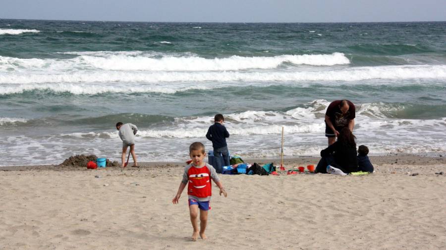 Una família en una platja de la Costa Daurada. En general les temperatures han estat bones. FOTO: ACN