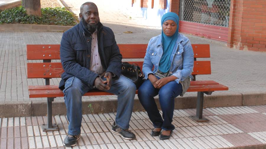 Los dos acusados, sentados ayer por la tarde en un banco de un parque público de Valls. Foto: àngel juanpere